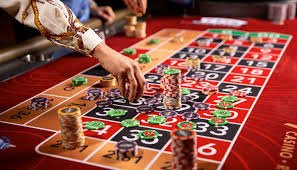 Meja live baccarat dengan dealer profesional di studio lukisan slot